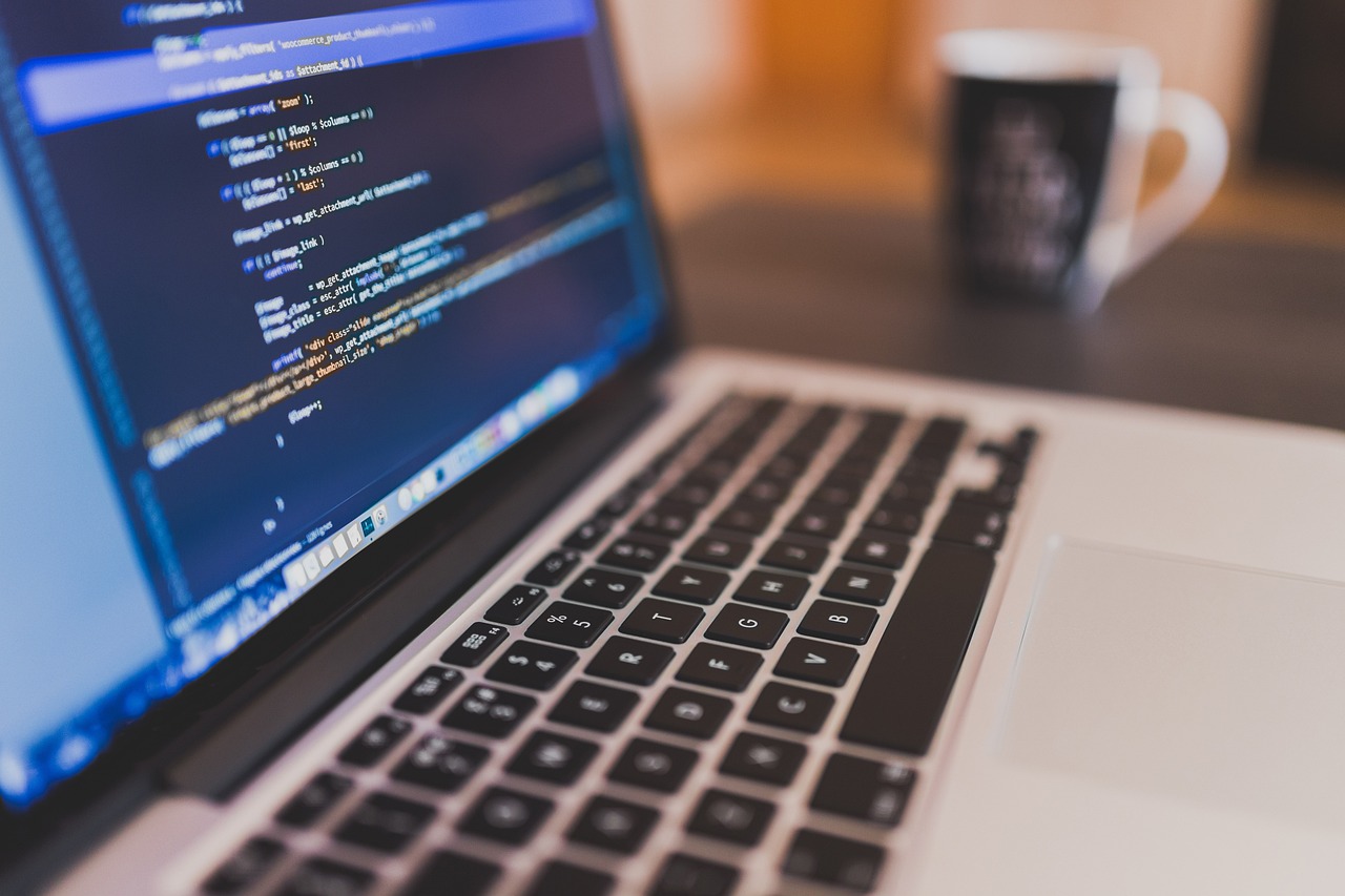 Écran d’ordinateur portable affichant du code source, représentant le travail de développement personnalisé réalisé par TkeeCode pour créer des solutions numériques sur mesure.
